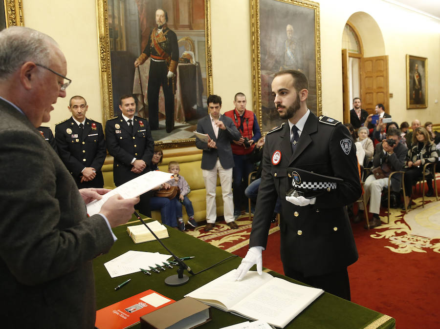 Fotos: Las imágenes de la toma de posesion de los cinco policias locales nuevos en el Ayuntamiento de Gijón