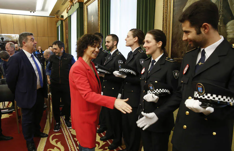 Fotos: Las imágenes de la toma de posesion de los cinco policias locales nuevos en el Ayuntamiento de Gijón