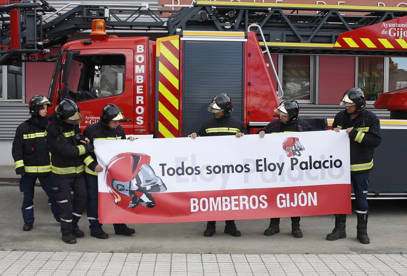 Bomberos de 37 parques de España se han concentrado en Oviedo bajo el lema 'Todos somos Eloy'. Es su respuesta a la sentencia por el fallecimiento del bombero en el incendio de Uría 58, en el que resultó herido su compañero Juan Carlos Fernández Grand, 'Cuni', que intervino en el Pleno municipal.