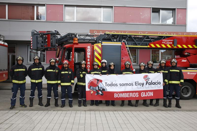 Bomberos de 37 parques de España se han concentrado en Oviedo bajo el lema 'Todos somos Eloy'. Es su respuesta a la sentencia por el fallecimiento del bombero en el incendio de Uría 58, en el que resultó herido su compañero Juan Carlos Fernández Grand, 'Cuni', que intervino en el Pleno municipal.