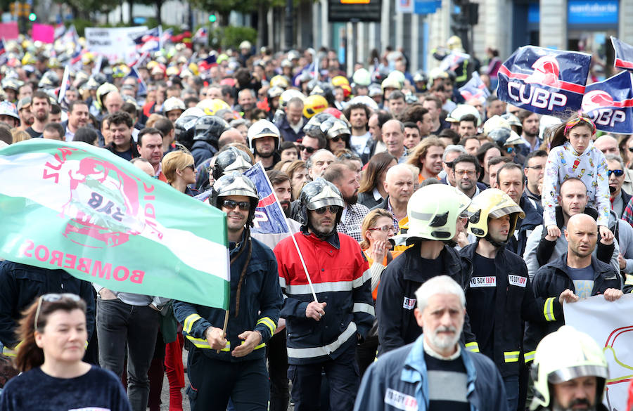 Bomberos de 37 parques de España se han concentrado en Oviedo bajo el lema 'Todos somos Eloy'. Es su respuesta a la sentencia por el fallecimiento del bombero en el incendio de Uría 58, en el que resultó herido su compañero Juan Carlos Fernández Grand, 'Cuni', que intervino en el Pleno municipal.