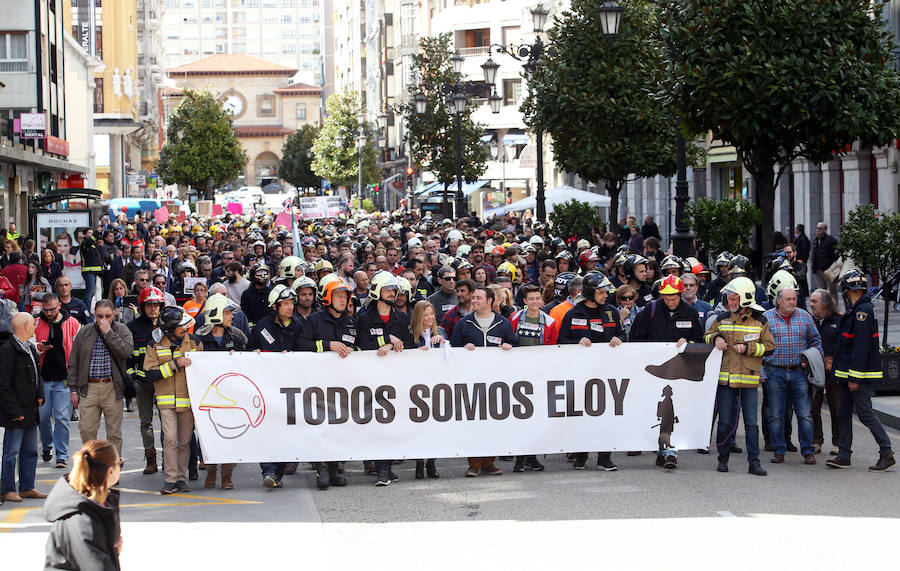 Bomberos de 37 parques de España se han concentrado en Oviedo bajo el lema 'Todos somos Eloy'. Es su respuesta a la sentencia por el fallecimiento del bombero en el incendio de Uría 58, en el que resultó herido su compañero Juan Carlos Fernández Grand, 'Cuni', que intervino en el Pleno municipal.