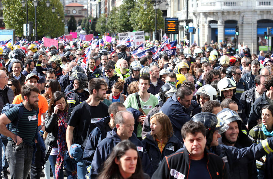 Bomberos de 37 parques de España se han concentrado en Oviedo bajo el lema 'Todos somos Eloy'. Es su respuesta a la sentencia por el fallecimiento del bombero en el incendio de Uría 58, en el que resultó herido su compañero Juan Carlos Fernández Grand, 'Cuni', que intervino en el Pleno municipal.