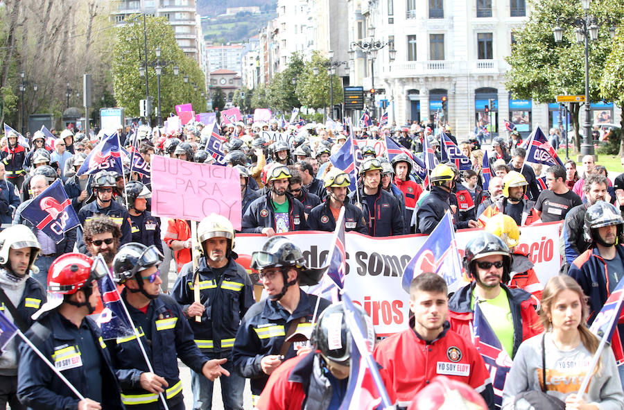 Bomberos de 37 parques de España se han concentrado en Oviedo bajo el lema 'Todos somos Eloy'. Es su respuesta a la sentencia por el fallecimiento del bombero en el incendio de Uría 58, en el que resultó herido su compañero Juan Carlos Fernández Grand, 'Cuni', que intervino en el Pleno municipal.