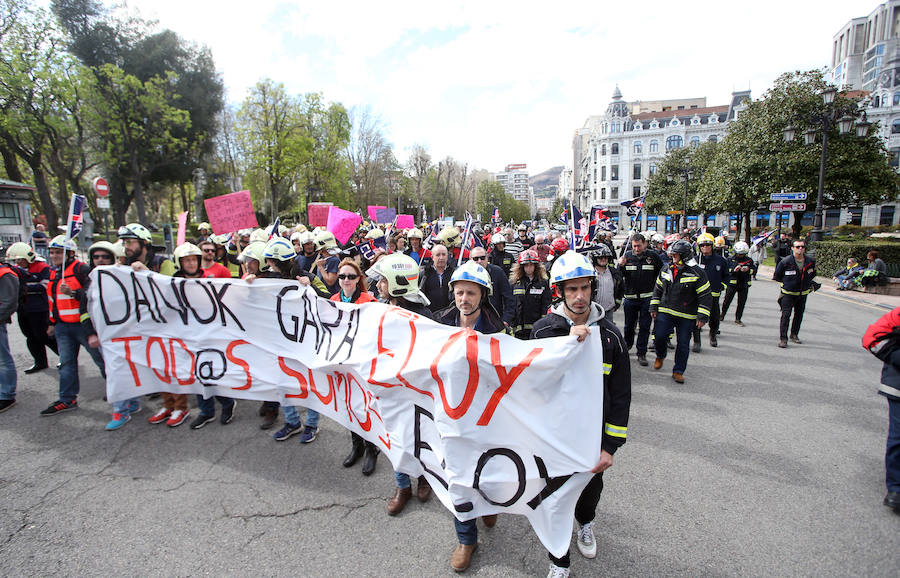 Bomberos de 37 parques de España se han concentrado en Oviedo bajo el lema 'Todos somos Eloy'. Es su respuesta a la sentencia por el fallecimiento del bombero en el incendio de Uría 58, en el que resultó herido su compañero Juan Carlos Fernández Grand, 'Cuni', que intervino en el Pleno municipal.