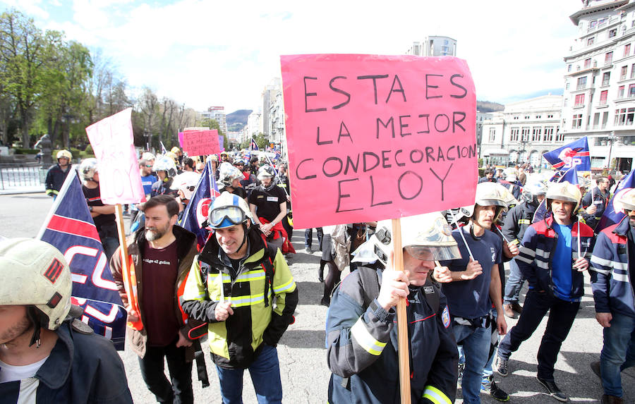 Bomberos de 37 parques de España se han concentrado en Oviedo bajo el lema 'Todos somos Eloy'. Es su respuesta a la sentencia por el fallecimiento del bombero en el incendio de Uría 58, en el que resultó herido su compañero Juan Carlos Fernández Grand, 'Cuni', que intervino en el Pleno municipal.