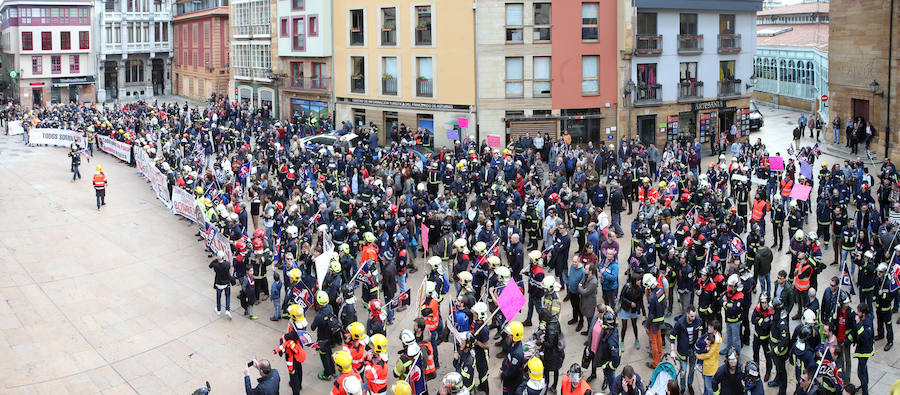 Bomberos de 37 parques de España se han concentrado en Oviedo bajo el lema 'Todos somos Eloy'. Es su respuesta a la sentencia por el fallecimiento del bombero en el incendio de Uría 58, en el que resultó herido su compañero Juan Carlos Fernández Grand, 'Cuni', que intervino en el Pleno municipal.