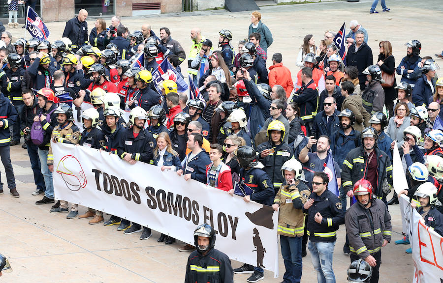 Bomberos de 37 parques de España se han concentrado en Oviedo bajo el lema 'Todos somos Eloy'. Es su respuesta a la sentencia por el fallecimiento del bombero en el incendio de Uría 58, en el que resultó herido su compañero Juan Carlos Fernández Grand, 'Cuni', que intervino en el Pleno municipal.