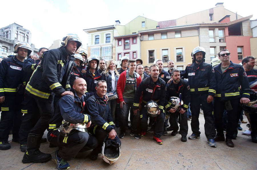 Bomberos de 37 parques de España se han concentrado en Oviedo bajo el lema 'Todos somos Eloy'. Es su respuesta a la sentencia por el fallecimiento del bombero en el incendio de Uría 58, en el que resultó herido su compañero Juan Carlos Fernández Grand, 'Cuni', que intervino en el Pleno municipal.