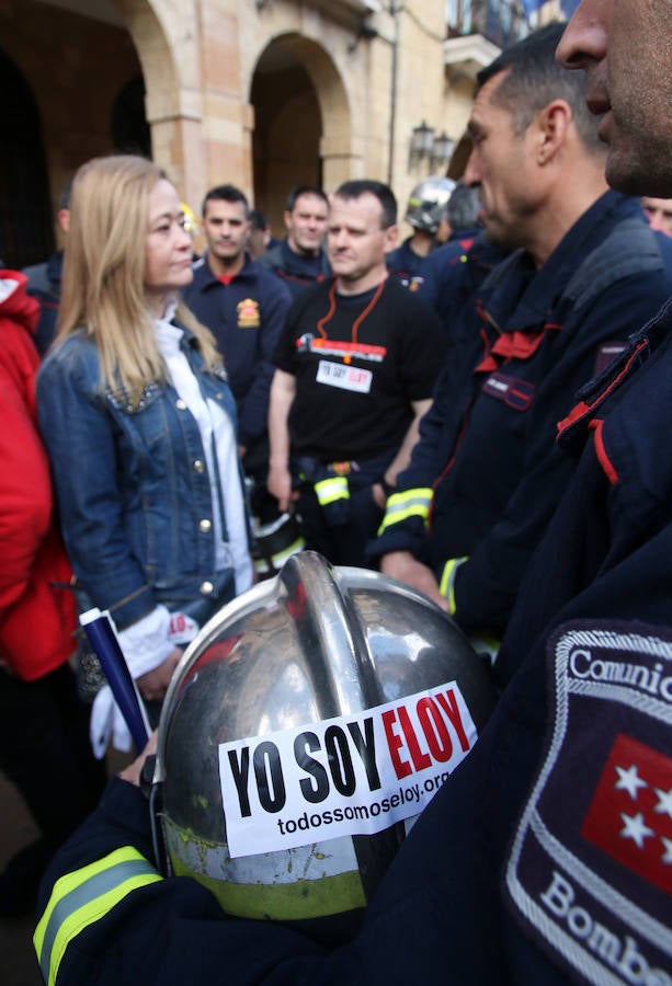 Bomberos de 37 parques de España se han concentrado en Oviedo bajo el lema 'Todos somos Eloy'. Es su respuesta a la sentencia por el fallecimiento del bombero en el incendio de Uría 58, en el que resultó herido su compañero Juan Carlos Fernández Grand, 'Cuni', que intervino en el Pleno municipal.