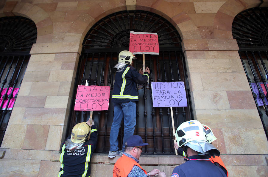 Bomberos de 37 parques de España se han concentrado en Oviedo bajo el lema 'Todos somos Eloy'. Es su respuesta a la sentencia por el fallecimiento del bombero en el incendio de Uría 58, en el que resultó herido su compañero Juan Carlos Fernández Grand, 'Cuni', que intervino en el Pleno municipal.