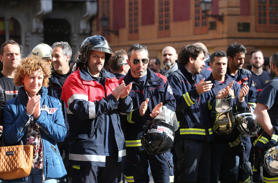 Bomberos de 37 parques de España se han concentrado en Oviedo bajo el lema 'Todos somos Eloy'. Es su respuesta a la sentencia por el fallecimiento del bombero en el incendio de Uría 58, en el que resultó herido su compañero Juan Carlos Fernández Grand, 'Cuni', que intervino en el Pleno municipal.