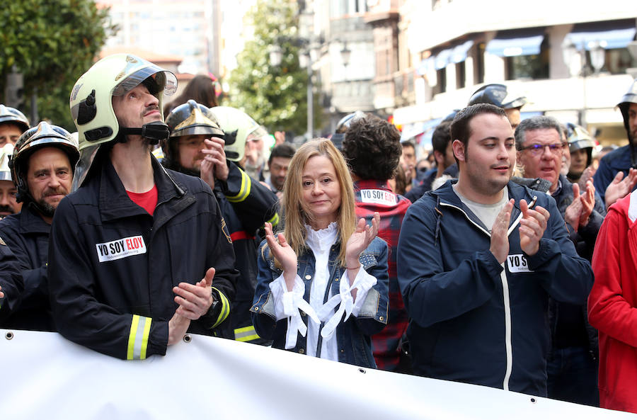 Bomberos de 37 parques de España se han concentrado en Oviedo bajo el lema 'Todos somos Eloy'. Es su respuesta a la sentencia por el fallecimiento del bombero en el incendio de Uría 58, en el que resultó herido su compañero Juan Carlos Fernández Grand, 'Cuni', que intervino en el Pleno municipal.