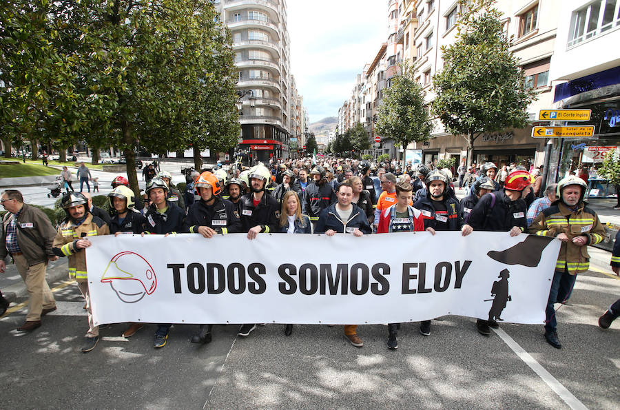 Bomberos de 37 parques de España se han concentrado en Oviedo bajo el lema 'Todos somos Eloy'. Es su respuesta a la sentencia por el fallecimiento del bombero en el incendio de Uría 58, en el que resultó herido su compañero Juan Carlos Fernández Grand, 'Cuni', que intervino en el Pleno municipal.