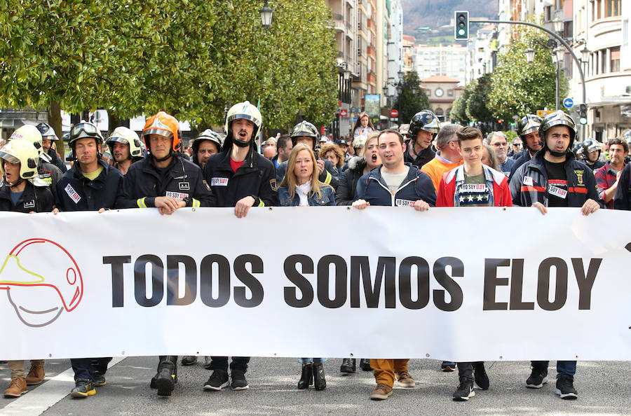 Bomberos de 37 parques de España se han concentrado en Oviedo bajo el lema 'Todos somos Eloy'. Es su respuesta a la sentencia por el fallecimiento del bombero en el incendio de Uría 58, en el que resultó herido su compañero Juan Carlos Fernández Grand, 'Cuni', que intervino en el Pleno municipal.