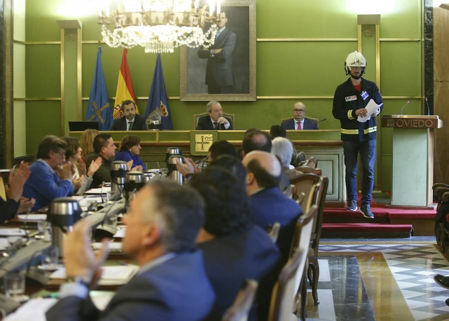 Bomberos de 37 parques de España se han concentrado en Oviedo bajo el lema 'Todos somos Eloy'. Es su respuesta a la sentencia por el fallecimiento del bombero en el incendio de Uría 58, en el que resultó herido su compañero Juan Carlos Fernández Grand, 'Cuni', que intervino en el Pleno municipal.