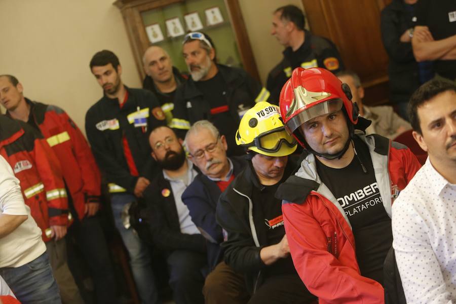 Bomberos de 37 parques de España se han concentrado en Oviedo bajo el lema 'Todos somos Eloy'. Es su respuesta a la sentencia por el fallecimiento del bombero en el incendio de Uría 58, en el que resultó herido su compañero Juan Carlos Fernández Grand, 'Cuni', que intervino en el Pleno municipal.