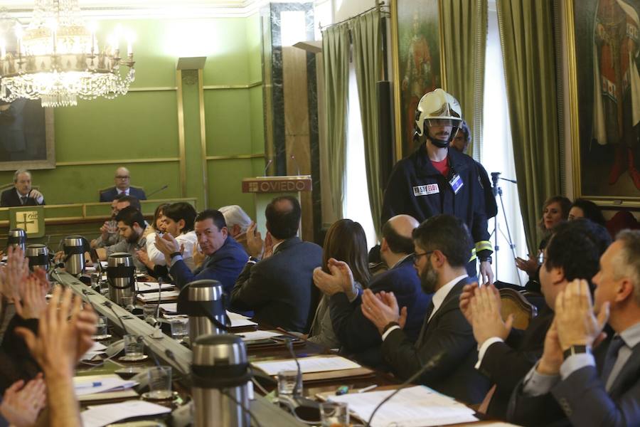 Bomberos de 37 parques de España se han concentrado en Oviedo bajo el lema 'Todos somos Eloy'. Es su respuesta a la sentencia por el fallecimiento del bombero en el incendio de Uría 58, en el que resultó herido su compañero Juan Carlos Fernández Grand, 'Cuni', que intervino en el Pleno municipal.