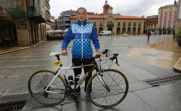 Paula Herrero posa con su bicicleta en la Plaza de España, en Avilés, en una foto de archivo. 