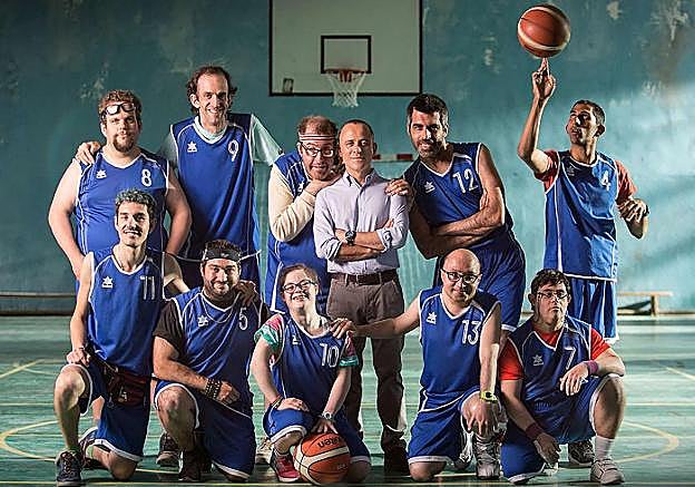 Javier Gutiérrez y Javier Fesser, protagonista y director. Fotograma de la película que llega a los cines.