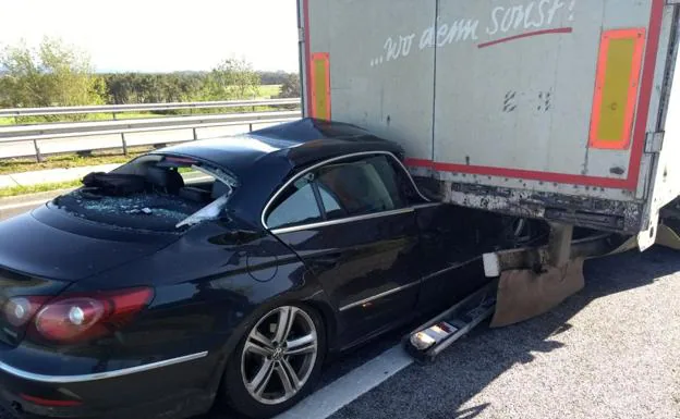 Un coche se empotra bajo un camión en la A-8, en Jarrio, y el conductor resulta ileso