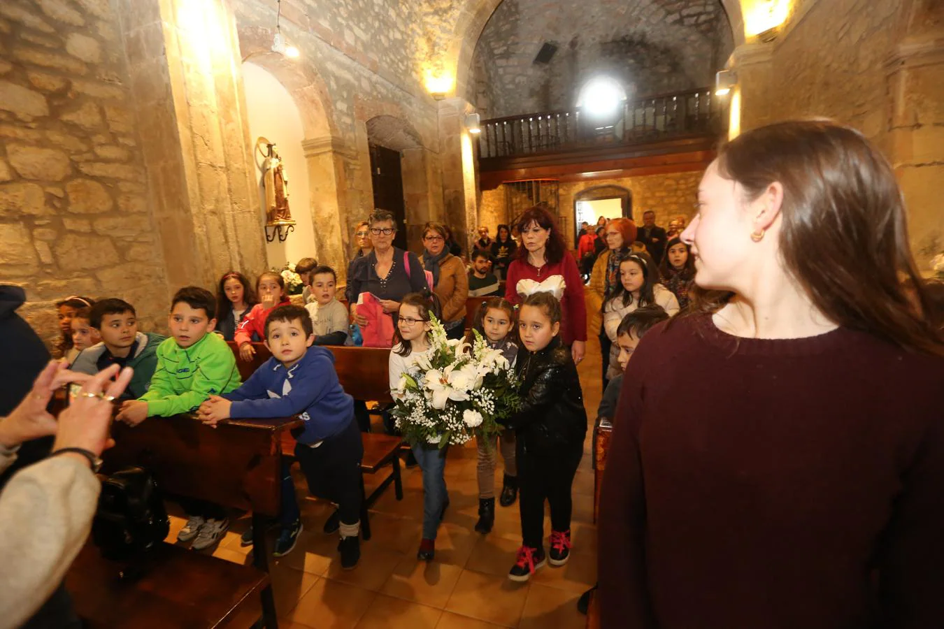 Decenas de niños de la Unión Pastoral de Villalegre marcharon el miércoles desde la iglesia de La Luz hasta la ermita en honor a la Virgen de Covadonga