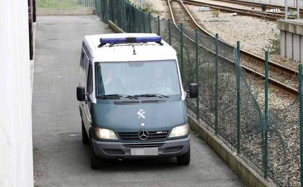 Furgón policial en el que el presunto agresor ha sido trasladado al Centro Penitenciario de Asturias.
