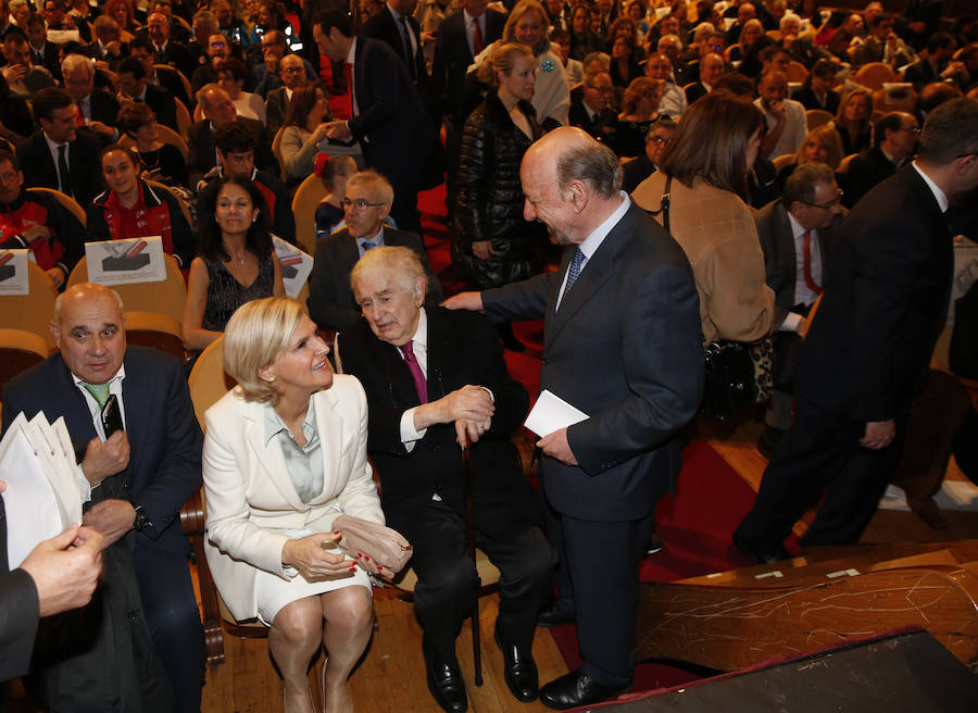 María Neira, los agentes que luchan contra la violencia de género, el Grupo Covadonga, Gamoneda y Armón y Gondán reciben su galardón en el Jovellanos.