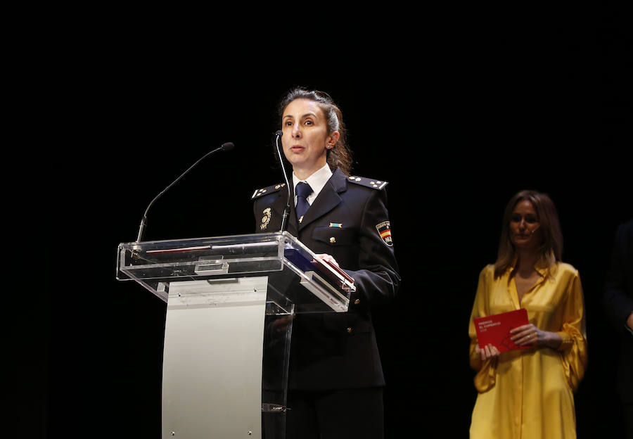 María Neira, los agentes que luchan contra la violencia de género, el Grupo Covadonga, Gamoneda y Armón y Gondán reciben su galardón en el Jovellanos.