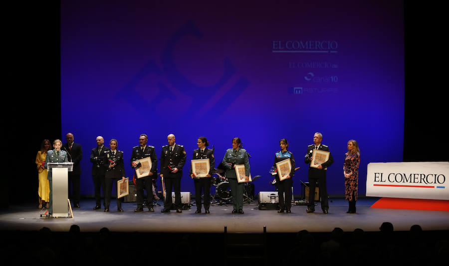 María Neira, los agentes que luchan contra la violencia de género, el Grupo Covadonga, Gamoneda y Armón y Gondán reciben su galardón en el Jovellanos.