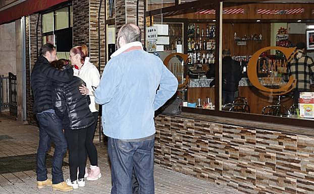 Varios clientes se abrazan poco después del suceso. 