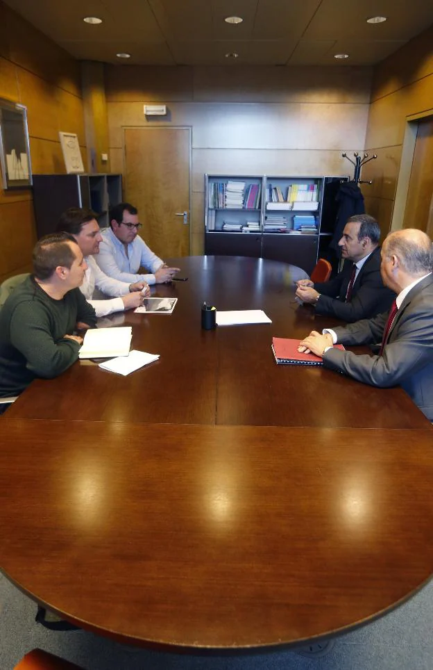 Un momento de la reunión que mantuvieron Fernando Lastra y José María Pertierra con la delegación allerana. 