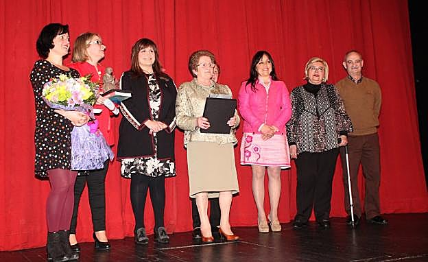 Esther Vega, junto las autoridades durante el homenaje. 