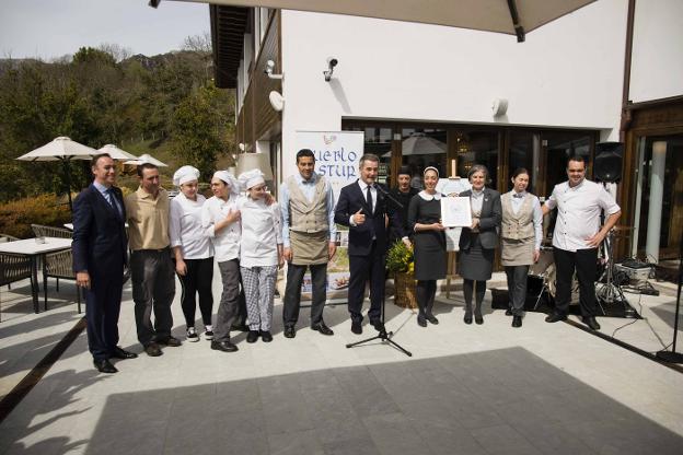 Equipo del hotel PuebloAstur con el premio concedido por TripAdvisor, ayer en Cofiño. 