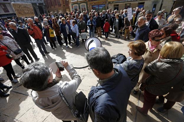 Los pensionistas manifestándose en la plaza de la Consitución. 