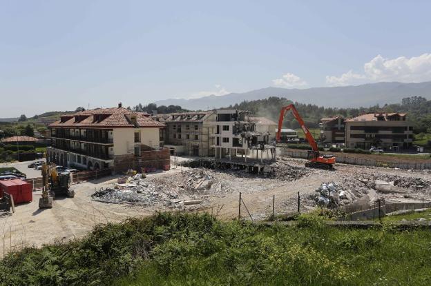 Una máquina trabaja en la demolición de la ampliación declarada ilegal del hotel Kaype, en Barro, en mayo del pasado año. 