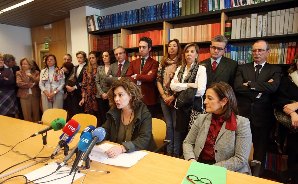 Esther Fernández y Pilar Martínez Ceyanes leyeron el comunicado arropadas por numerosos compañeros, en la biblioteca de la Audiencia Provincial, en Oviedo.