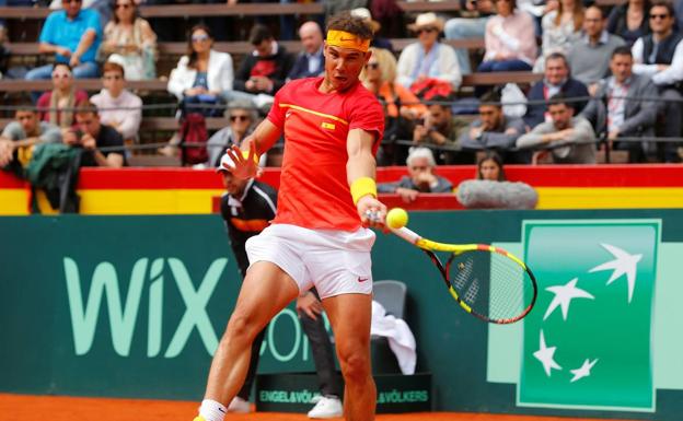 Rafa Nadal golpea la bola durante el partido. 