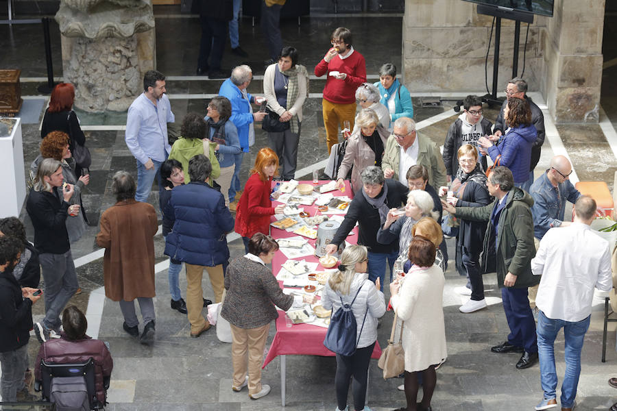 Diferentes artesanías, arte en todas sus formas, toman este fin de semana el Centro Cultural Antiguo Instituto de Gijón con un extenso programa organizado en el marco de los Días Europeos de la Artesanía. Bajo el título 'Esencia artesana' se agrupan exposiciones, charlas y talleres para todos los públicos. 