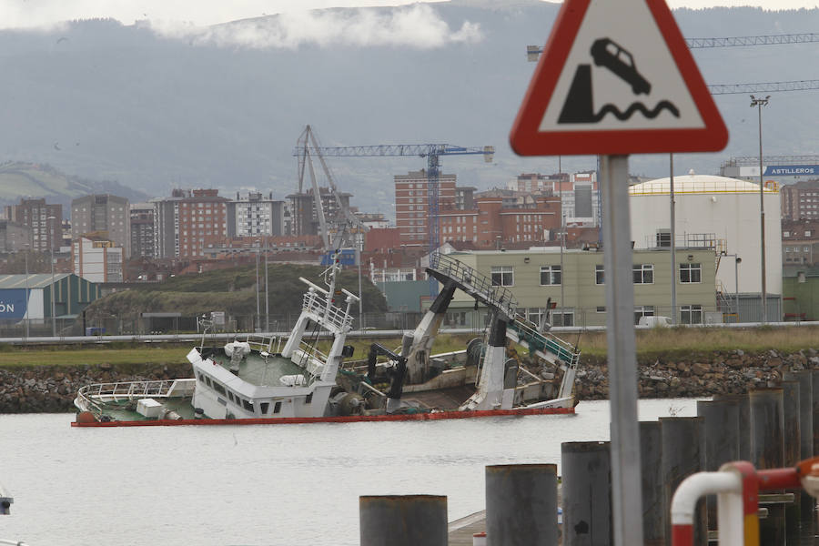 Fotos: El pesquero &#039;Saramago&#039; se hunde en El Musel