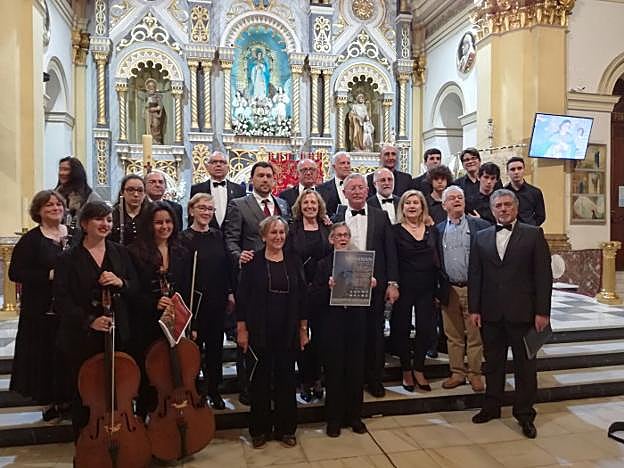 La coral Aires de Candás, en la iglesia de Torrevieja.