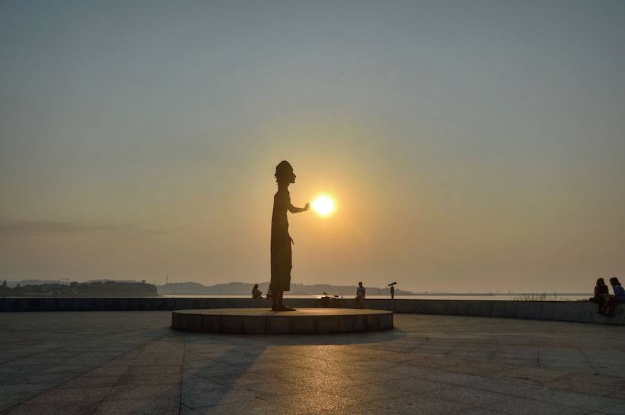 La calima (litometeoro : partículas en suspensión en la atmósfera) es polvo en suspensión procedente del Sahara y durante el primer atardecer del Verano pasado pudimos verlo en Gijón. La calima deja al cielo un aspecto un poco turbio con colores cálidos (rojizos y amarillentos). No hay que confundir la calima (que es polvo del Sahara) con la contaminación.