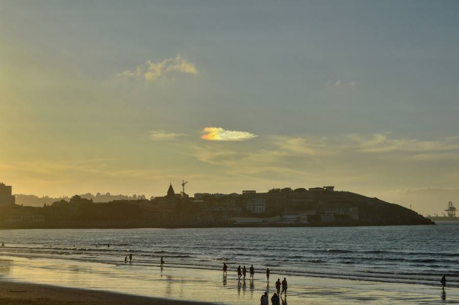En algunas ocasiones las nubes pueden tener colores en su interior, y este es un caso. En la fotografía podemos ver como la nube parece tener en su interior un arcoiris. A este fenómeno óptico se le llama iridiscencia y se produce en nubes formadas por gotitas de agua. Esto es debido a la difracción de la luz.