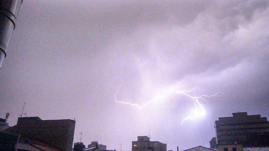 Los Cumulonimbus (nubes de tormenta) son las únicas capaces de dejarnos los rayos (que es un electrometeoro). En este caso de trata de un rayo nube-nube captado durante una tormenta en Gijón el verano pasado.