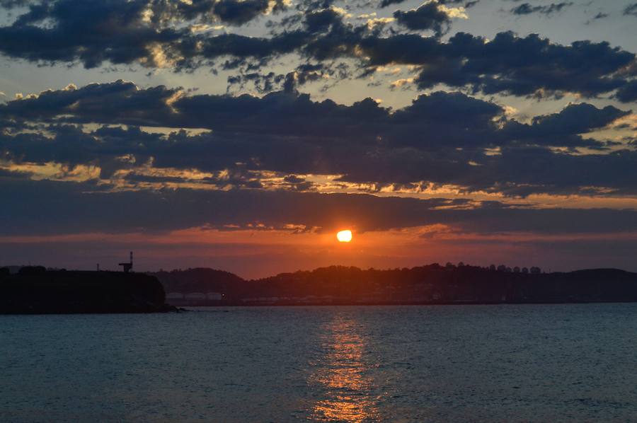 Un fenómeno astronómico que pudimos ver durante una tarde del Verano pasado en Gijón fue un eclipse lunar. Aquí solo fue visible un 15%. Si mirais el Sol, podréis ver que en la parte inferior aparece una especie de arco negro. Se trataba de la Luna.