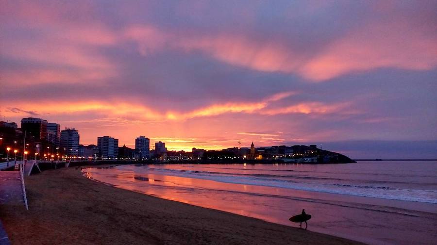 No siempre que amanece o atardece las nubes se ven iluminadas con estos colores espectaculares. ¿Que tiene que suceder para que se produzcan estos colores?. Que en la atmósfera tiene que haber partículas en suspensión (ya sean de origen natural como sales marinas, polvo, polen, humo ; como de origen humano, contaminantes atmosféricos). Al amanecer o atardecer los rayos de Sol recorren mayor tramo de la atmósfera y estos al impactar sobre estas partículas en suspensión, los colores que menos se dispersan son esos : rojo, naranja, amarillo...