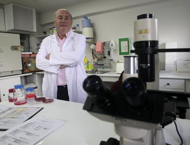 El médico Álvaro Meana, en uno de los laboratorios del Centro Comunitario. 