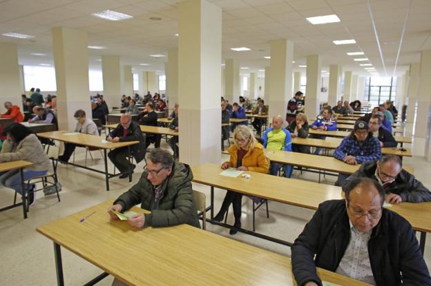 Asistentes al examen de peones en el Aulario Norte. 