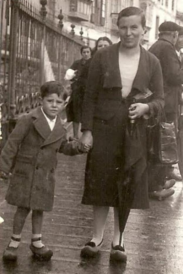 Carlos Vallina y su madre en 1923 en Infiesto. 
