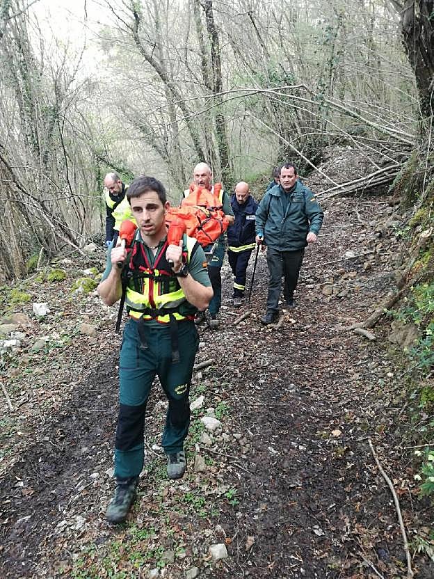 Agentes del grupo de montaña de la Guardia Civil trasladan el cuerpo sin vida, encontrado en la Foz de los Picarós. 